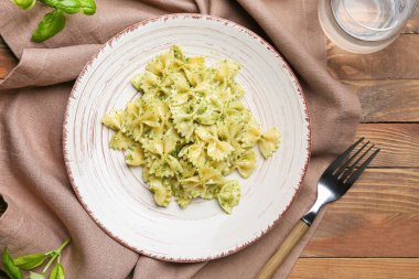 Masada lezzetli soslu makarna tabağı.