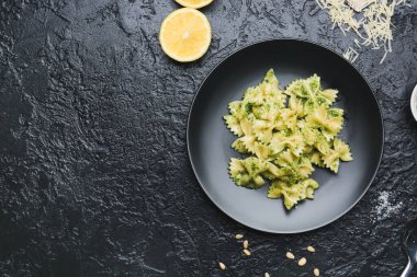 Koyu arkaplanda lezzetli pesto makarna tabağı