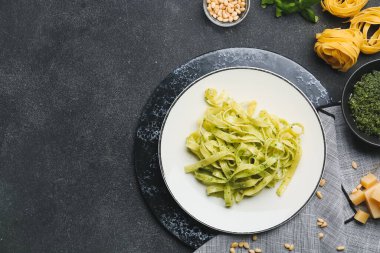 Koyu arkaplanda lezzetli pesto makarna tabağı