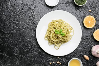 Koyu arkaplanda lezzetli pesto makarna tabağı