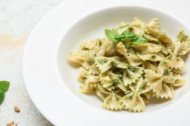 Masada lezzetli soslu makarna tabağı.