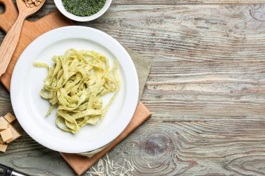 Masada lezzetli soslu makarna tabağı.