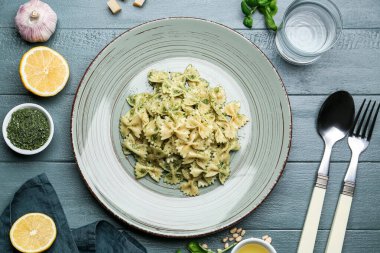 Masada lezzetli soslu makarna tabağı.