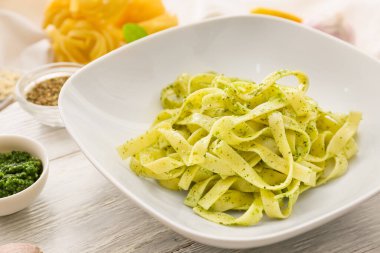 Masada lezzetli soslu makarna tabağı.