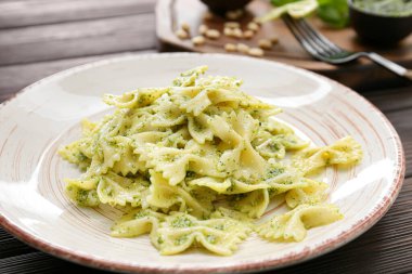 Masada lezzetli soslu makarna tabağı.