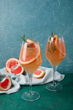 Renkli arkaplanda bir bardak lezzetli greyfurt kokteyli