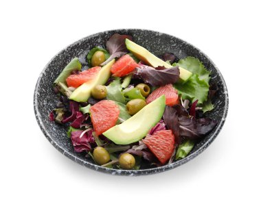 Beyaz arka planda lezzetli greyfurt salatası tabağı.