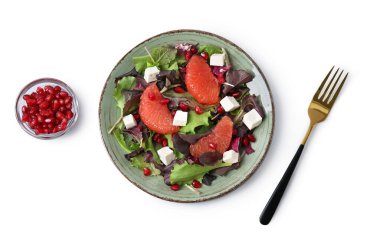 Beyaz arka planda lezzetli greyfurt salatası tabağı.