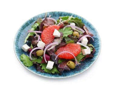 Beyaz arka planda lezzetli greyfurt salatası tabağı.