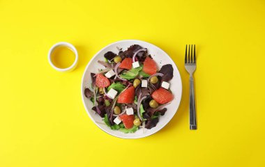 Renkli arkaplanda lezzetli greyfurt salatası tabağı