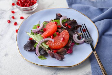 Hafif arka planda lezzetli greyfurt salatası tabağı