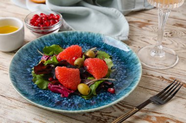 Lezzetli greyfurt salatası ve açık ahşap masada bir bardak limonata.