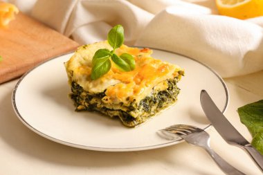 Masada lezzetli yeşil lazanya tabağı.