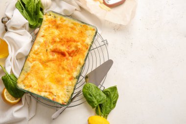 Masada lezzetli yeşil lazanya ile pişirme tabağı