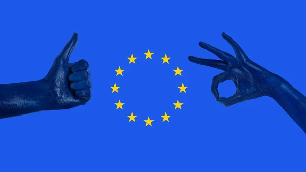 Mãos Pintadas Cores Bandeira União Europeia Sobre Fundo Cor — Fotografia de Stock