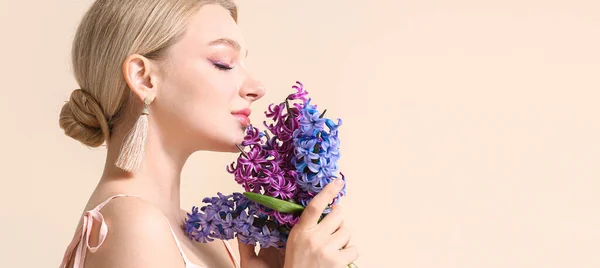 Vacker Ung Kvinna Med Hyacint Blommor Ljus Bakgrund — Stockfoto