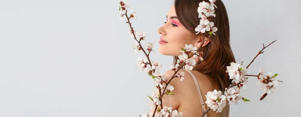 Hermosa Mujer Joven Con Ramas Florecientes Primavera Sobre Fondo Gris — Foto de Stock