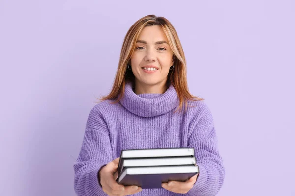 Frau Mit Büchern Auf Farbigem Hintergrund — Stockfoto