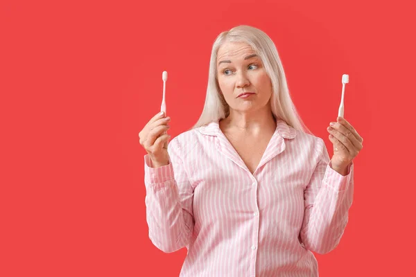 Mature Woman Tooth Brushes Color Background — Stock Photo, Image