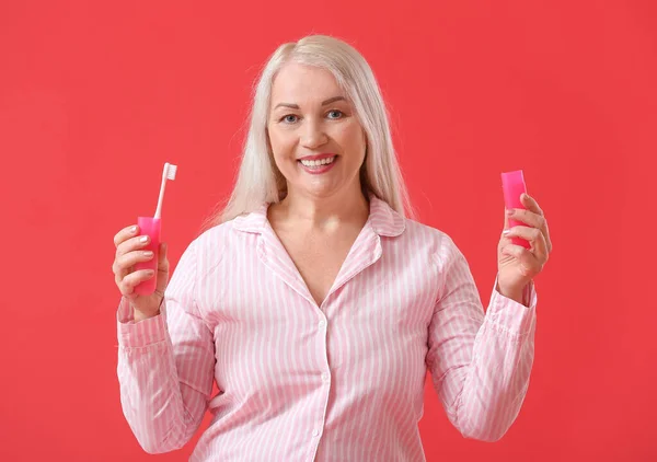 Mature Woman Tooth Brush Case Color Background — Stock Photo, Image