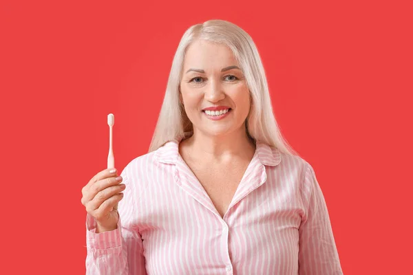 Volwassen Vrouw Met Tandenborstel Kleur Achtergrond — Stockfoto