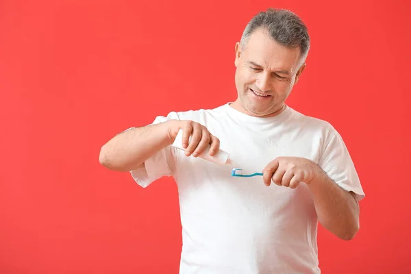 Volwassen Man Poetsen Tanden Kleur Achtergrond — Stockfoto