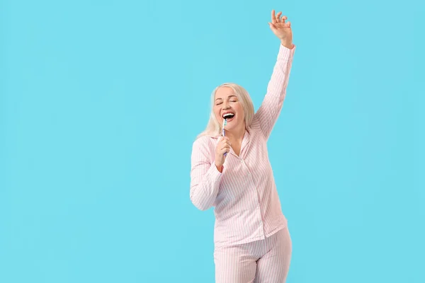 Mature Woman Tooth Brush Singing Color Background — Stock Photo, Image