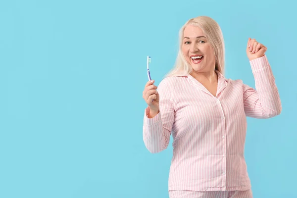 Renkli Arka Planda Dişlerini Fırçalayan Olgun Bir Kadın — Stok fotoğraf