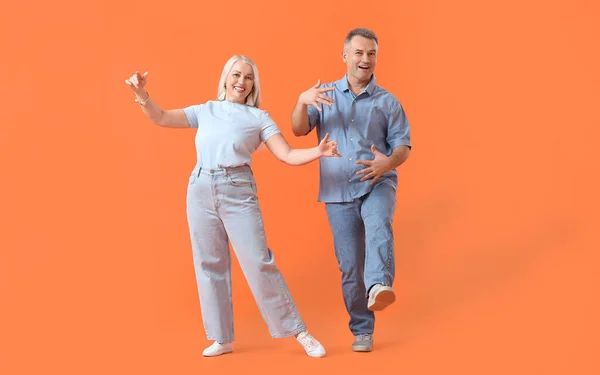 Bailando Pareja Madura Sobre Fondo Color — Foto de Stock