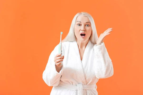 Surprised Mature Woman Tooth Brush Color Background — Stock Photo, Image