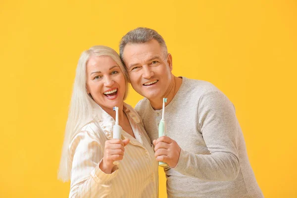 Couple Mature Avec Brosses Dents Sur Fond Couleur — Photo