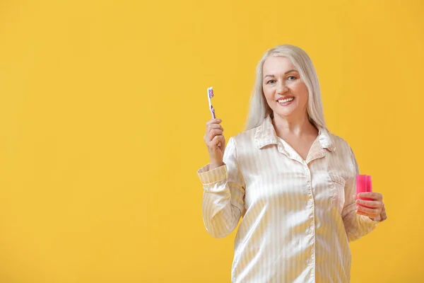 Reife Frau Beim Zähneputzen Auf Farbigem Hintergrund — Stockfoto