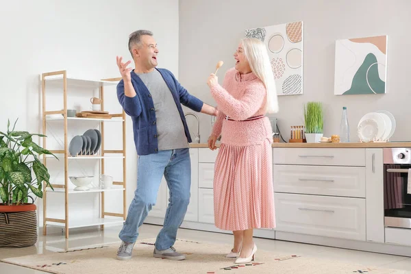 Feliz Pareja Madura Bailando Casa —  Fotos de Stock