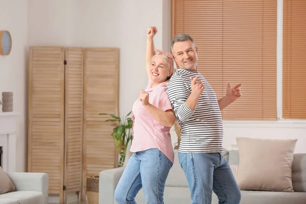 Feliz Pareja Madura Bailando Casa —  Fotos de Stock