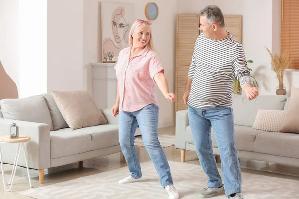 Mutlu Olgun Çift Evde Dans Ediyor — Stok fotoğraf