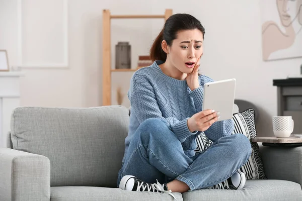 Jovem Chocada Usando Tablet Casa — Fotografia de Stock