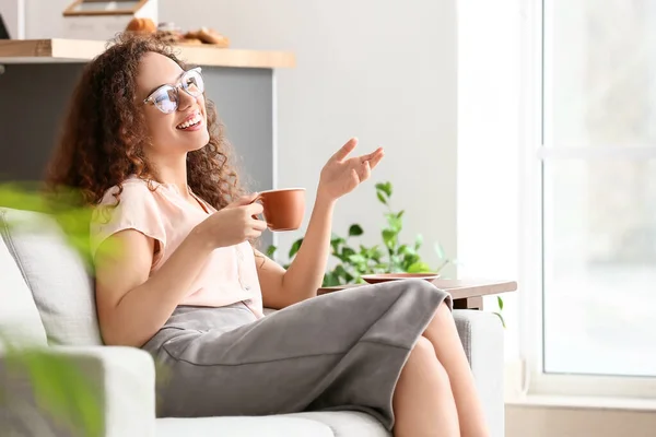 Bela Jovem Mulher Bebendo Café Casa — Fotografia de Stock