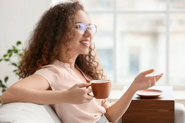 Hermosa Joven Bebiendo Café Casa — Foto de Stock