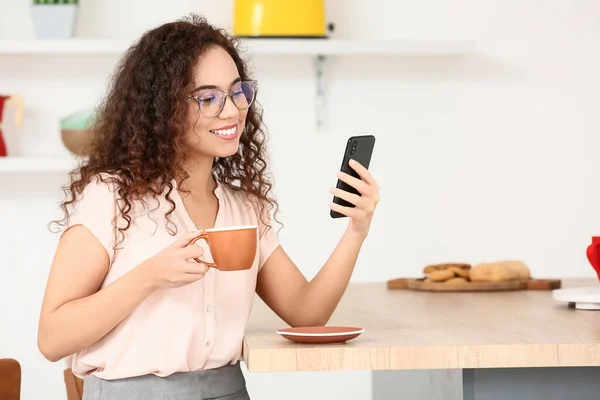 Beautiful Young Woman Cup Coffee Using Mobile Phone Kitchen — Stock Photo, Image