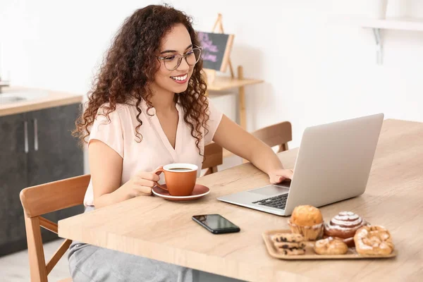 Beautiful Young Woman Cup Coffee Using Laptop Kitchen — Stock Photo, Image