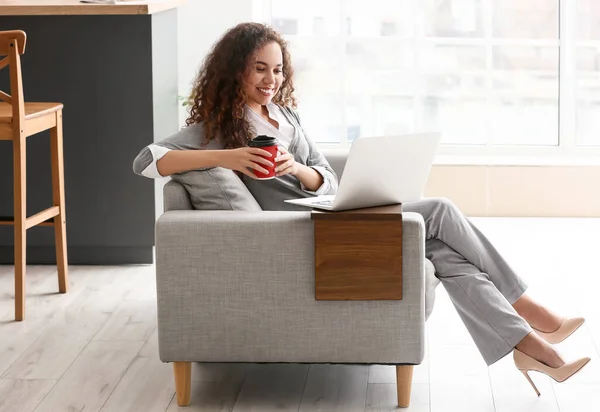 Belle Jeune Femme Avec Tasse Café Aide Ordinateur Portable Maison — Photo