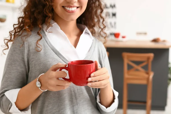 Evinde Bir Fincan Kahveyle Güzel Genç Bir Kadın Yakın Plan — Stok fotoğraf