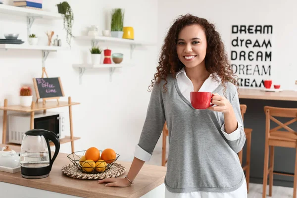 Mulher Bonita Com Xícara Café Cozinha — Fotografia de Stock