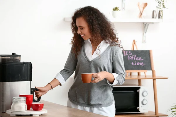 Hermosa Mujer Joven Haciendo Café Cocina —  Fotos de Stock