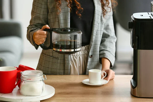 Jovem Mulher Fazendo Café Cozinha — Fotografia de Stock