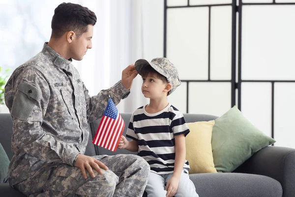 士兵和他拿着美国国旗的小儿子在家里 悼念日庆祝活动 — 图库照片