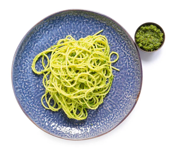 Assiette Avec Savoureuses Pâtes Pesto Sur Fond Blanc — Photo