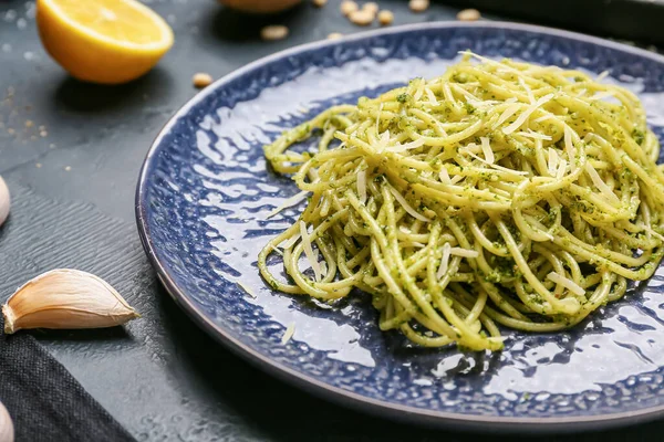 Assiette Avec Savoureuses Pâtes Pesto Sur Table — Photo