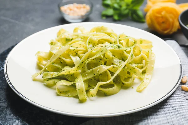 Prato Com Saboroso Macarrão Pesto Mesa — Fotografia de Stock