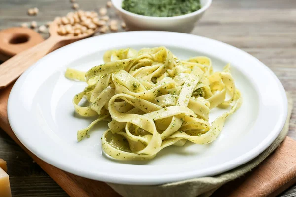 Talíř Chutnými Pesto Těstovinami Stole — Stock fotografie